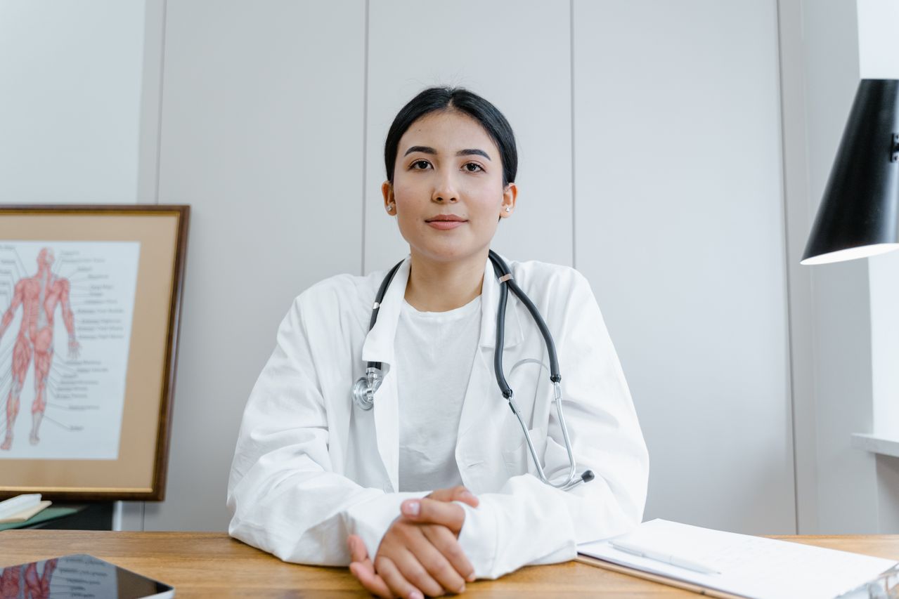 Patient asking questions before cataract surgery